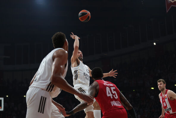 Serhio Ljulj baca flouter protiv Olimpijakosa
