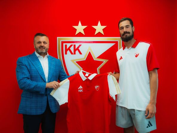 Željko Drčelić uručuje trenersku majicu Nikoli Kaliniću