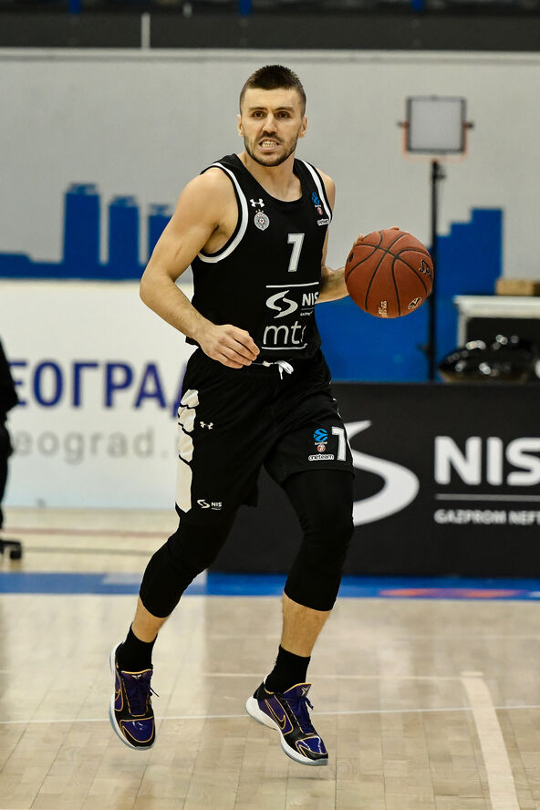 Nemanja Gordić kao plejmejker Partizana