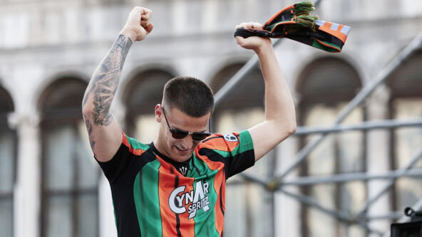 Filip Stanković slavi plasman u Seriju A sa navijačima Venecije