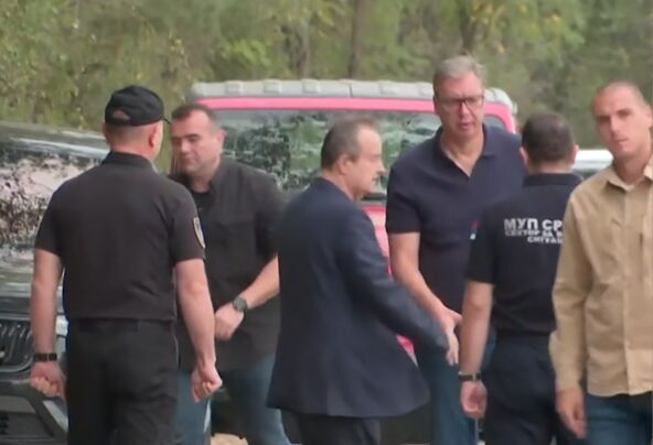 Vučić u Deliblatskoj peščari, obilazi mesta požara (1).png