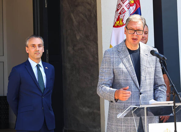 aleksandar vučić u centru za razminiranje (2).jpg