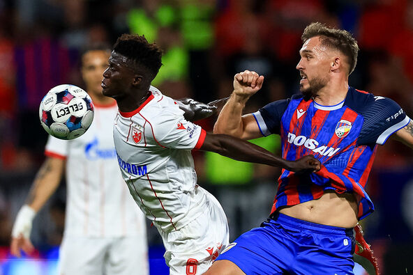 Mahmudu Bađo u borbi na Viktorija Plzenj Zvezda