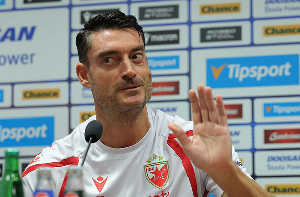 Albert Rijera pokazuje rukom na konferenciji za medije.