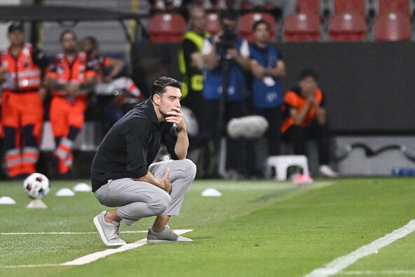 Albert Rijera čuči kraj aut-linije na meču Zvezda - Viktorija.