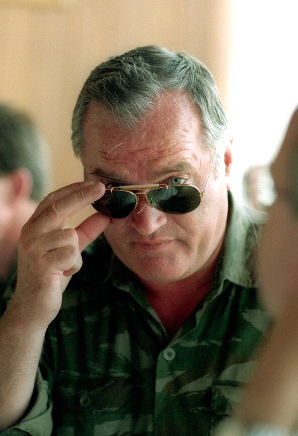 Ratko Mladić namešta naočare