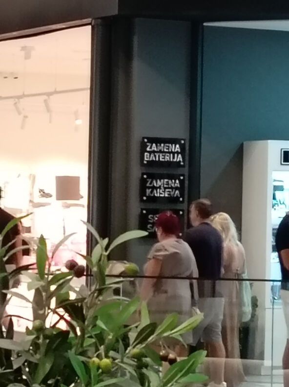 Dea Đurđević sa mužem i bebom u šetnji u Tržnom centru (1).jpg