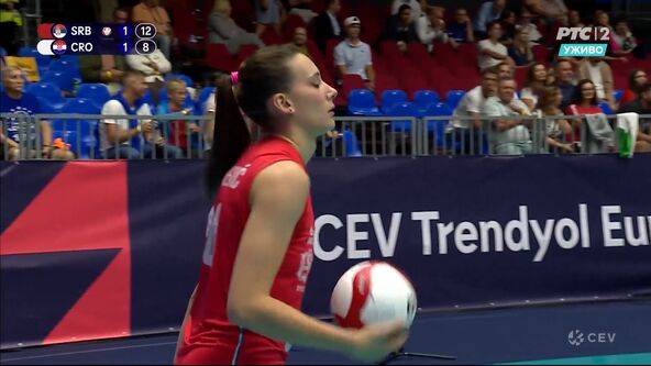 Ljubica Milojević servira na meču Srbija - Hrvatska.