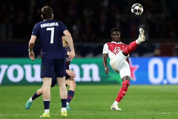 Lamin Kamara ispucava loptu ispred Hviče Kvarachelije