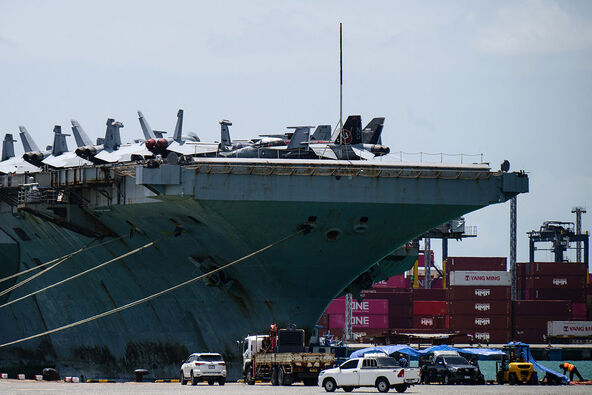 Mornari sa nosača aviona USS Abraham Linkoln (6).jpg