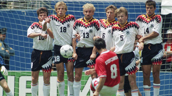 Reprezentacija Nemačke u živom zidu protiv Bugarske dok šutira Hristo Stoičkov 1994 copy.jpg