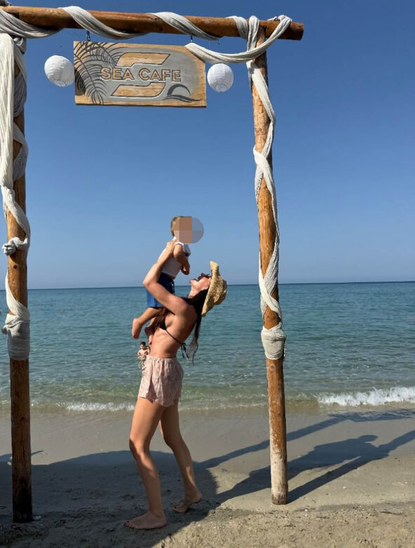 Katarina Živković sa sinom na moru 1.jpg