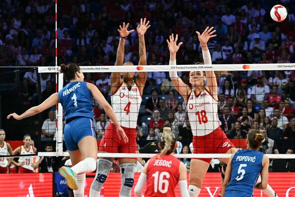 Vanja Ivanović plasira loptu u polje Turske