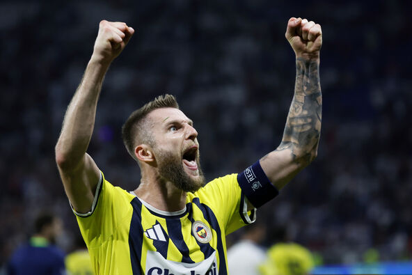 Milan Škrinjar slavi sa navijačima Fenerbahčea