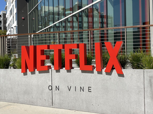 Krupan kadar logotipa Netfliksa ispred zgrade