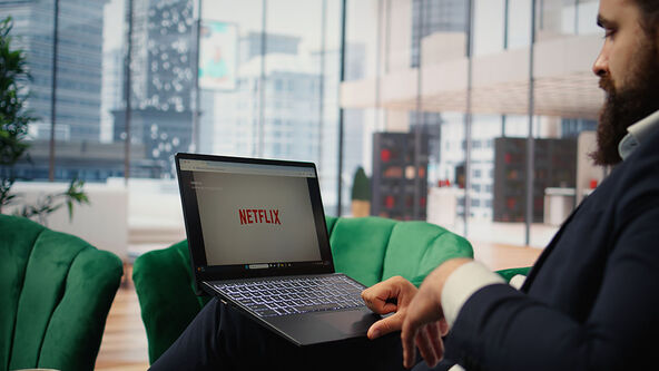 Zaposleni u Netfliksu radi na laptopu