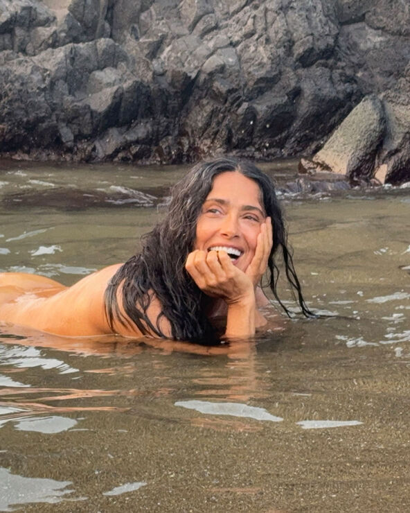 Salma Hajek gola na plaži