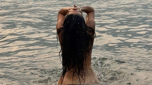 Salma Hajek pozirala gola na plaži