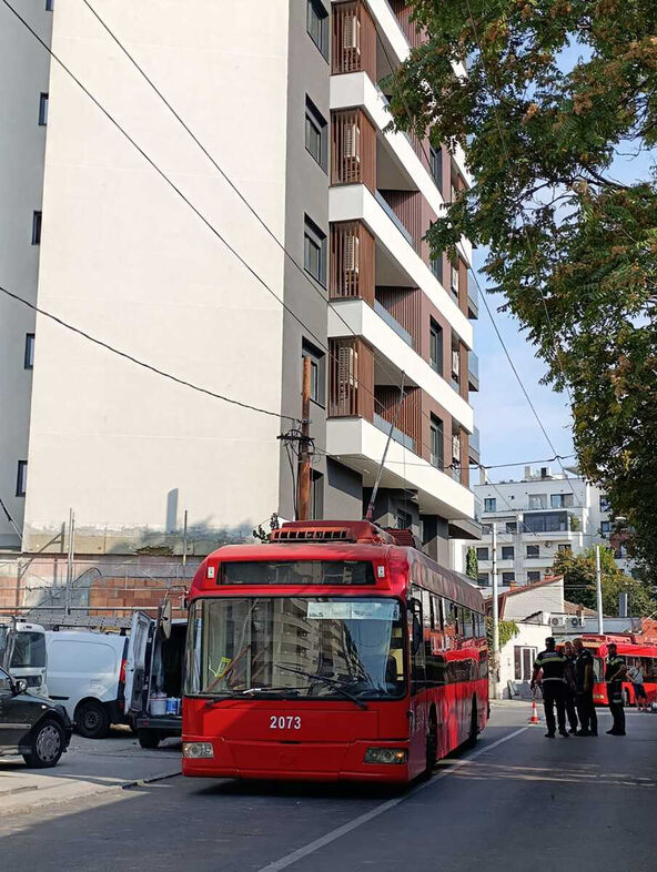 Muškarac pao na trolejbus u Beogradu