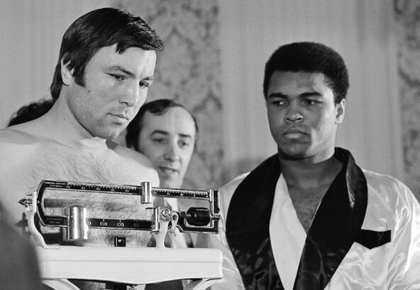 Džordž Čuvalo i Muhamed Ali na merenju pred borbu 1972