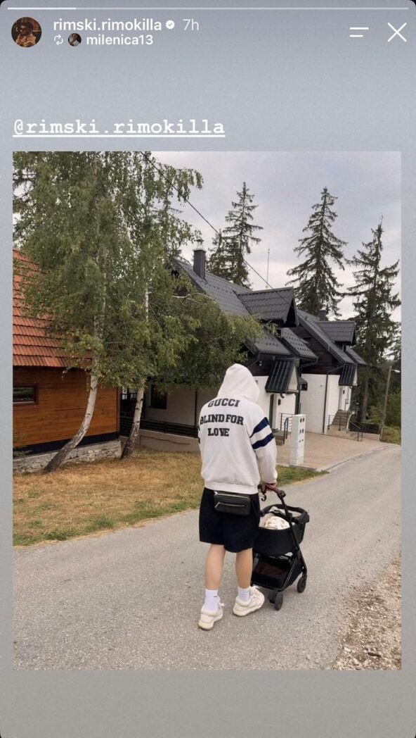 Rimski gura kolica sa bebom