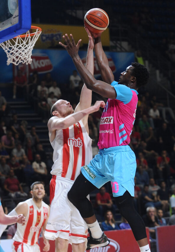 Adam Mokoka igra protiv Davidovca