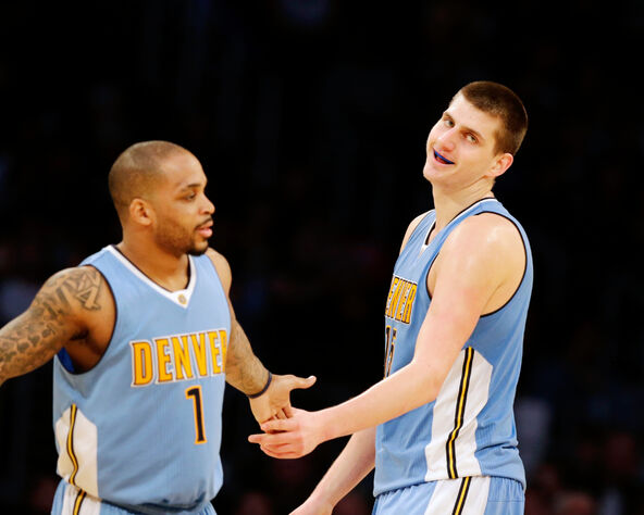 Džamir Nelson i Nikola Jokić se pozdravljaju na utakmici Denvera
