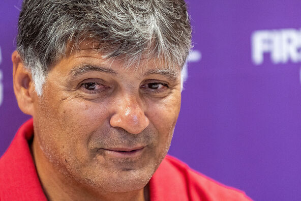Toni Nadal daje intervju s ljubičastom pozadinom iza sebe.