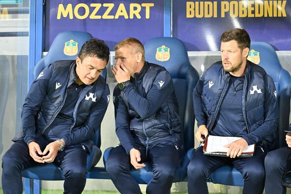 Đorđe Ivelja na klupi pored Sima Krunića.