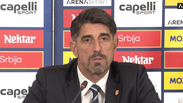 Veljko Paunović u sakou na konferenciji za medije reprezentacije Srbije.
