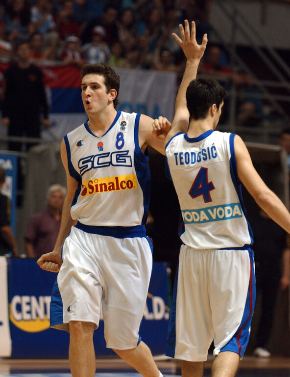 Miloš Teodosić i Dragan Labović se pozdravljaju u reprezentaciji