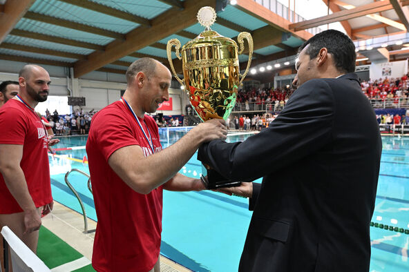 Andrija Prlainović prima šampionski pehar u Radničkom