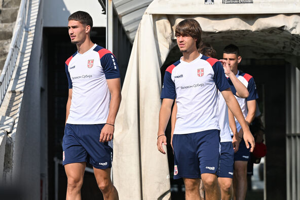 Bogdan Kostić izlazi na trening U-19 reprezentacije sa Nikolom Simićem