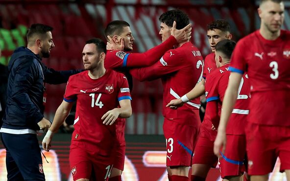 Luka Jović i Dušan Vlahović u zagrljaju na meču Srbije na Marakani
