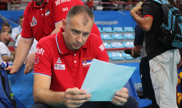 Nikola Grbić s papirom u rukama.