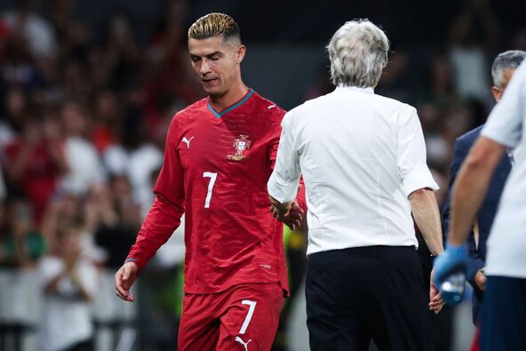 Žorž Žezus izvodi Kristijana Ronalda iz igre