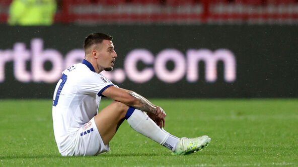 Sergej Milinković-Savić sedi na travi.