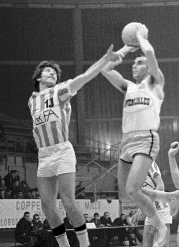 Ivo Daneu šutira na meču Zvezda Olimpija