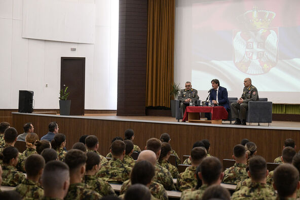 Ministar Gašić, kadeti (1).jpg