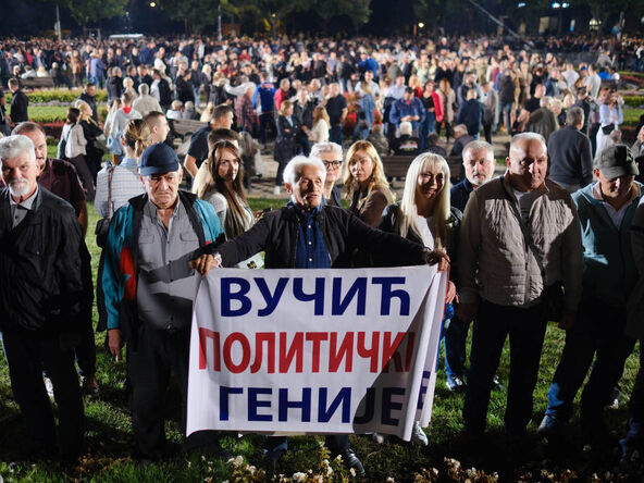 Okupljeni građani ispred Predsedništva 7.jpg