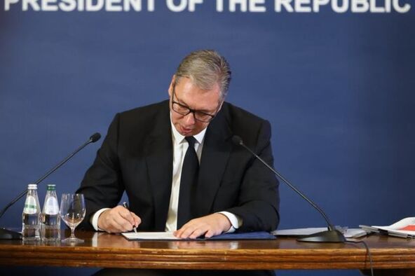 Vučić potpisao ostavku.jpg