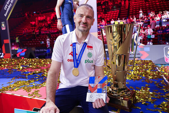 Nikola Grbić sa peharom sa Evropskog prvenstva.