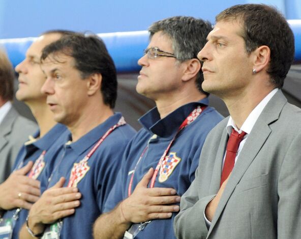 Slaven Bilić sa rukom na srcu sluša himnu Hrvatske