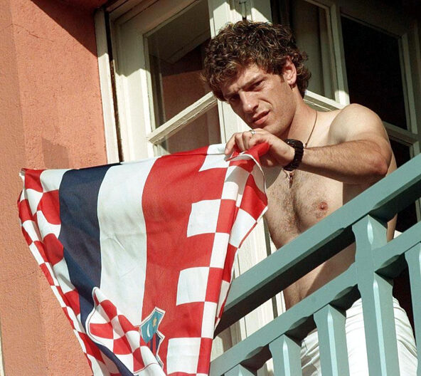 Slaven Bilić drži zastavu Hrvatske na ogradi devedesetih
