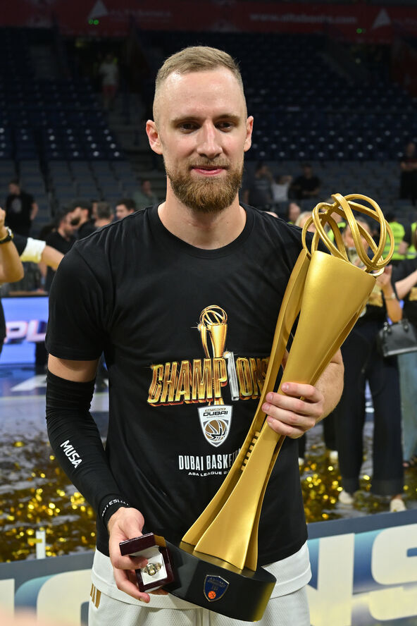 Džanan Musa sa peharom ABA lige