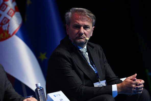 Ostoja Mijailović na govornici Biznis samita
