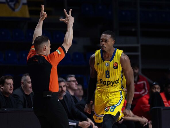 Loni Voker slavi trojku u hali Pionir