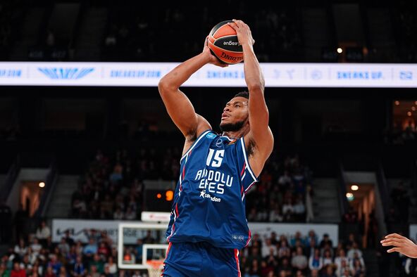 Pi Džej Doužer daje koš za Efes