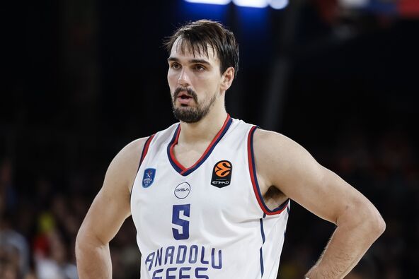 Dario Šarić u dresu Efesa na utakmici Evrolige u sezoni 2026 2027