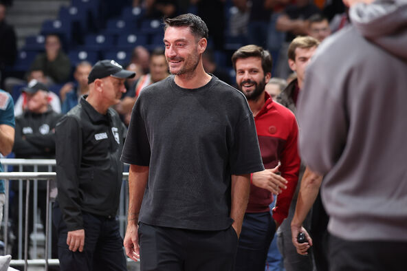 Albert Rijera, trener fudbalera Crvene zvezde, na meču košarkaša protiv Efesa u Evroligi.
